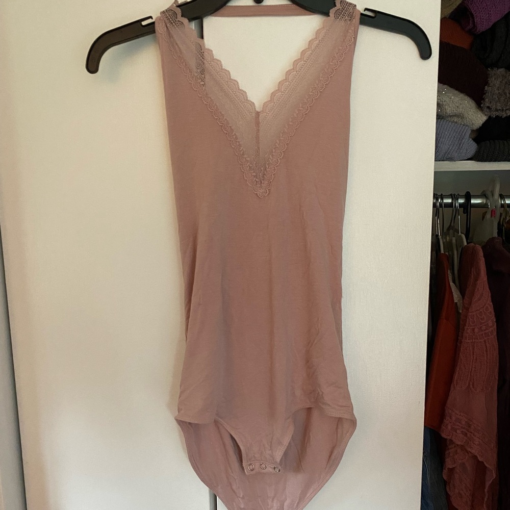 Light pink aerie bodysuit very comfy and cute!